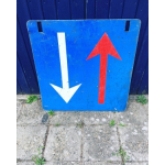 Vintage groot blauw verkeersbord